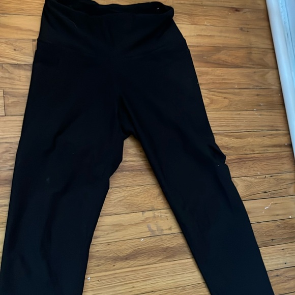 Black Old Navy Elevate Legging Capri - Picture 3 of 4